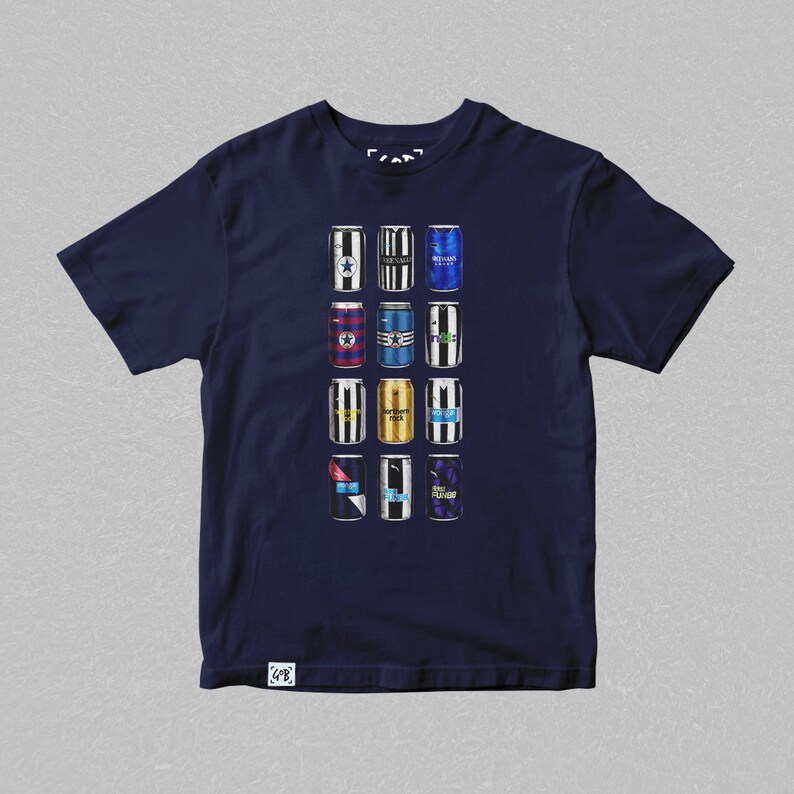 Puede incluir: Una camiseta azul marino con un gr&aacute;fico de 12 latas de refresco diferentes. Cada lata tiene un dise&ntilde;o diferente, incluyendo rayas, estrellas y logotipos. Las latas est&aacute;n dispuestas en cuatro filas de tres.