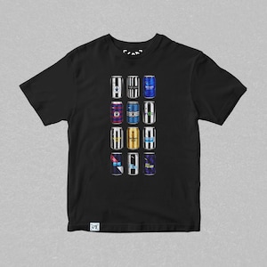 Puede incluir: Camiseta negra con un gr&aacute;fico de 12 latas de refresco diferentes, cada una con un dise&ntilde;o &uacute;nico. Las latas est&aacute;n dispuestas en una columna vertical.