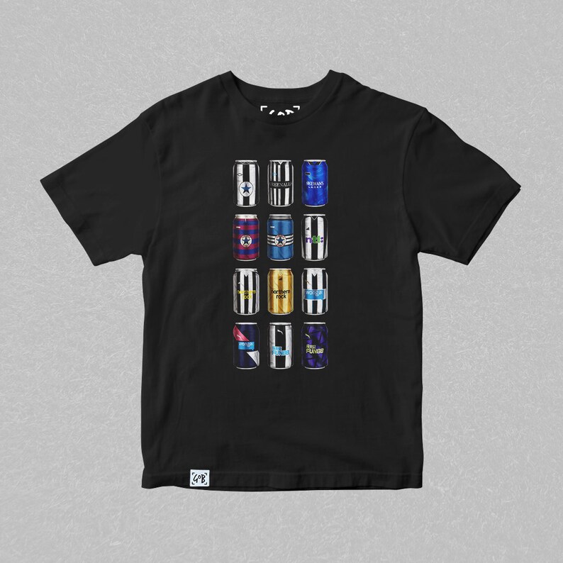 Puede incluir: Camiseta negra con un gr&aacute;fico de 12 latas de refresco diferentes, cada una con un dise&ntilde;o &uacute;nico. Las latas est&aacute;n dispuestas en una columna vertical.