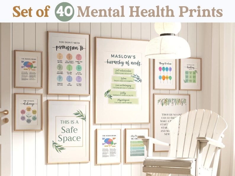K&ouml;nnte beinhalten: Ein Set mit 40 Drucken zum Thema mentale Gesundheit in Holzrahmen, die an einer wei&szlig;en Wand h&auml;ngen. Die Drucke zeigen verschiedene Designs, darunter ein Diagramm des menschlichen Gehirns, ein Zitat &uuml;ber Erlaubnis, Maslows Bed&uuml;rfnishierarchie und den Satz "Dies ist ein sicherer Raum".