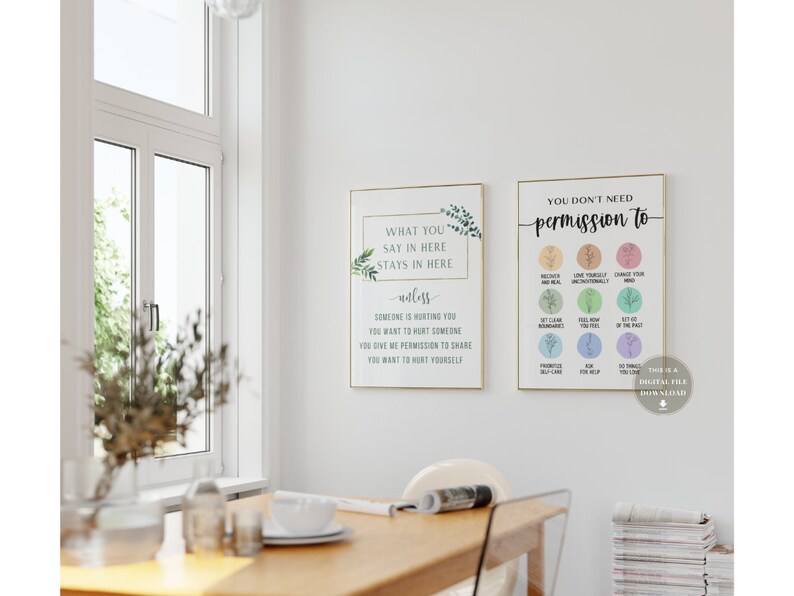 K&ouml;nnte beinhalten: Zwei druckbare Wandbilder mit inspirierenden Zitaten &uuml;ber Grenzen und Selbstf&uuml;rsorge. Der erste Druck zeigt den Text "Was du hier sagst, bleibt hier, es sei denn, jemand tut dir weh, du willst jemandem weh tun, du gibst mir die Erlaubnis zu teilen, du willst dir selbst weh tun." Der zweite Druck zeigt den Text "Du brauchst keine Erlaubnis zu" mit einer Liste von Aktionen, darunter "sich erholen und heilen", "sich bedingungslos lieben", "die Meinung &auml;ndern", "klare Grenzen setzen", "seine Gef&uuml;hle sp&uuml;ren", "die Vergangenheit hinter sich lassen", "Selbstf&uuml;rsorge f&ouml;rdern", "Spa&szlig; haben", "seine Einzigartigkeit annehmen" und "sagen, was man braucht Hilfe".