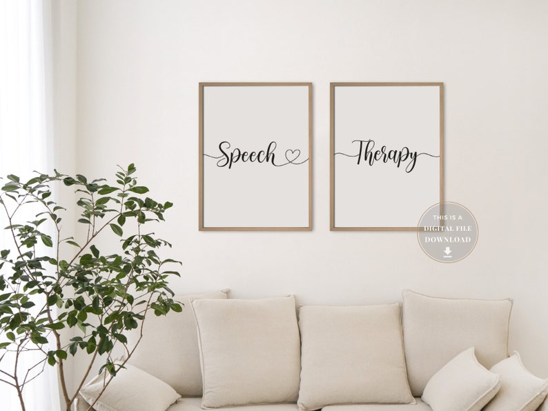 以下が含まれることがあります： 「Speech」と「Therapy」という言葉がエレガントな筆記体で書かれた2つの額入りプリント。 「Speech」のプリントにはハートのシンボルが含まれています。 フレームは明るい茶色で、背景は白です。 プリントはベージュのソファの上に表示されています。