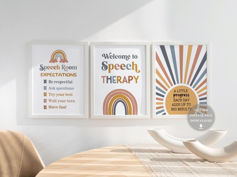 K&ouml;nnte beinhalten: Drei druckbare Poster mit Regenbogen-Motiv f&uuml;r einen Sprachtherapieraum. Das erste Poster lautet "Speech Room Expectations" und listet f&uuml;nf Erwartungen auf. Das zweite Poster lautet "Welcome to Speech Therapy". Das dritte Poster lautet "A little progress each day adds up to big results".