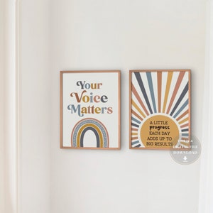 K&ouml;nnte beinhalten: Zwei druckbare Wandbilder mit motivierenden Zitaten. Der erste Druck zeigt einen Regenbogen mit dem Text "Your Voice Matters". Der zweite Druck zeigt eine Sonnenstrahlen mit dem Text "A little progress each day adds up to big results".