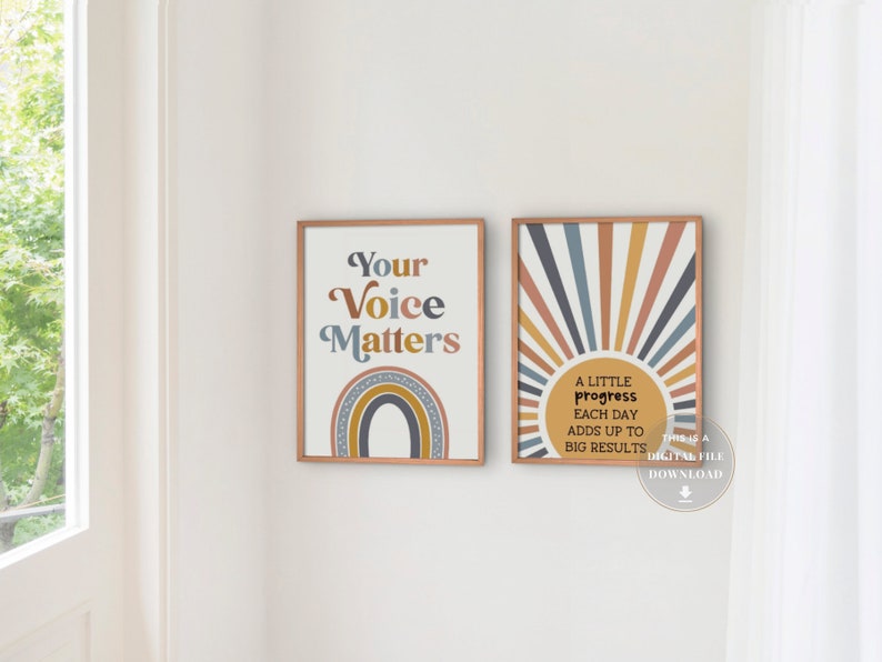 K&ouml;nnte beinhalten: Zwei druckbare Wandbilder mit motivierenden Zitaten. Der erste Druck zeigt einen Regenbogen mit dem Text "Your Voice Matters". Der zweite Druck zeigt eine Sonnenstrahlen mit dem Text "A little progress each day adds up to big results".