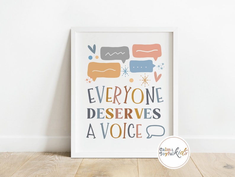 以下が含まれることがあります： 「EVERYONE DESERVES A VOICE」というテキストがカラフルで遊び心のあるフォントで書かれたフレーム付きプリント。オレンジ、ブルー、グレーの色合いの吹き出しと装飾要素が特徴です。白いフレームに入っています。