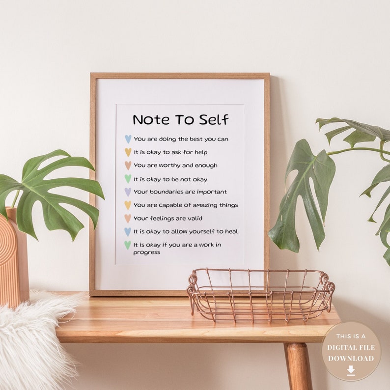 Peut inclure: Une affiche imprimable avec un cadre en bois brun clair. L'affiche a un fond blanc avec le texte "Note To Self" en noir. Le texte est suivi d'une liste d'affirmations positives, chacune avec une petite ic&ocirc;ne de c&oelig;ur dans une couleur pastel diff&eacute;rente. Le texte comprend des phrases comme "Vous faites de votre mieux", "C'est bien de demander de l'aide" et "Vous &ecirc;tes digne et suffisant".