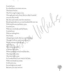 Puede incluir: Texto en blanco y negro sobre un fondo blanco con un dibujo simple de un diente de león en la parte inferior. El texto dice "Carrying You" e incluye un poema sobre el amor y el hecho de llevar a alguien a través de los desafíos de la vida.