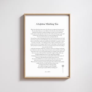 Può includere: Stampa incorniciata con il testo "A Lifetime Watching You" in un carattere serif. La stampa ha una cornice in legno chiaro e uno sfondo bianco con testo nero. Una piccola illustrazione floreale è nell'angolo in basso a destra.