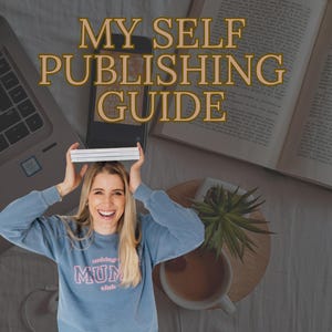 Può includere: Una donna sorride, tenendo dei libri sopra la testa, con il testo "MY SELF PUBLISHING GUIDE" in oro. Sono visibili un laptop e un libro aperto. Indossa una felpa blu con "unhinged MUM club" in rosa.