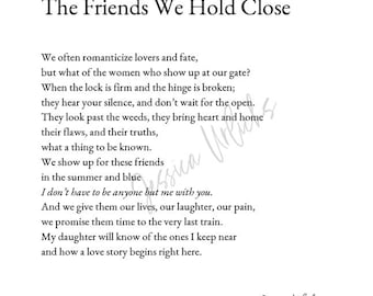 Może przedstawiać: Czarno-biały wydruk z tytułem "The Friends We Hold Close" i wierszem o przyjaźni. Wersy wiersza mówią o wsparciu i wspólnych doświadczeniach. Pod spodem znajduje się podpis autora.