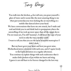 Puede incluir: Texto en blanco y negro sobre un fondo blanco con una ilustración de diente de león en la esquina inferior derecha. El texto dice "Tiny Days" e incluye un poema sobre la maternidad y la alegría de criar a un niño.