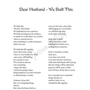以下が含まれることがあります： 「Dear Husband - We Built This」と黒いエレガントな筆記体で書かれた印刷されたアート作品。詩は一緒に人生を築くことを祝い、下部に署名があります。心のこもった贈り物。