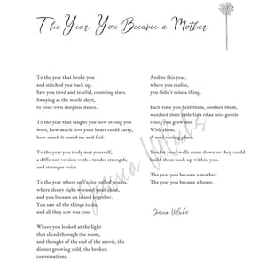 Op de afbeelding: Een zwart-wit gedicht met de titel "The Year You Became a Mother" met een illustratie van een paardenbloem. Het gedicht beschrijft het jaar waarin iemand moeder wordt en de veranderingen die daarbij komen kijken.