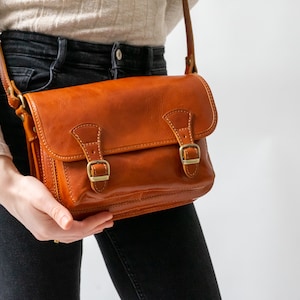 Leder Handtasche mit Schnallen, Vintagetasche aus Echtleder für Schule Uni Arbeit Alltag Freizeit, mit verstellbarem Gurt und vielen Fächern