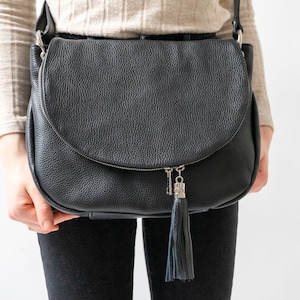 schwarze Umhängetasche mit Quaste aus echtem Leder, Klappentasche, Tasche mit Reißverschluss-Klappe, schwarz, Damenhandatsche, Satchel Bag