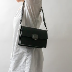 kleine Leder Umhängetasche, schwarze Tasche, Damen Tasche mit mehreren Tragemöglichkeiten, Umhängetasche, Metallschnalle, Klappentasche