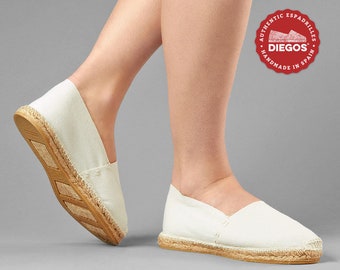 Ruwe witte platte espadrilles die met de hand in Rioja, Spanje worden gestikt Espadrille voor vrouwen. COLLECTIE DIEGOS®, de authentieke espardenya