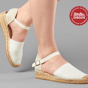 Alpargata Lola blanco marfil con lazos y con tacón bajo para mujer Alpargatas tradicionals y cosidas a mano en la Rioja, España DIEGOS® Con pulsera