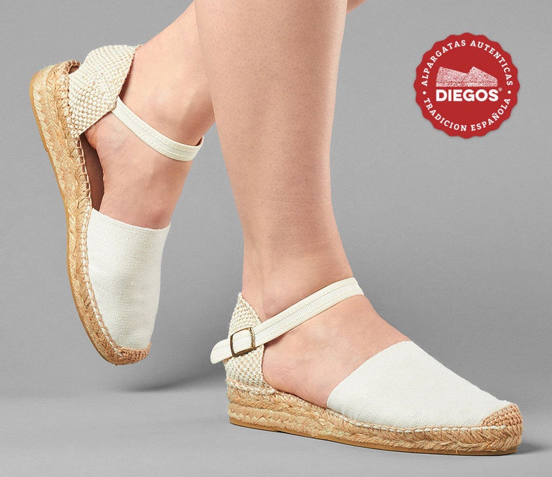 Alpargata Lola blanco marfil con lazos y con tacón bajo para mujer Alpargatas tradicionals y cosidas a mano en la Rioja, España DIEGOS® Con pulsera