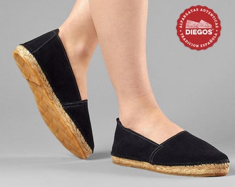 Flat espadrille in front of black hand sewn in Rioja, Spain, Alpargata for women. DIEGOS collection®, espardenya