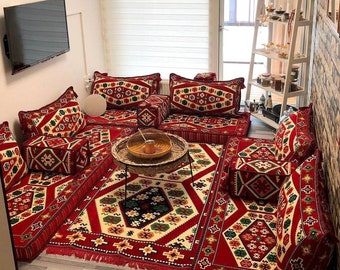 U-förmiges rotes Bodensofa-Set, marokkanischer Wohnzimmer-Couchteppich, türkisches Bodensofa, arabische Majlis, orientalische Jalsa, Bodencouch, Bankkissen