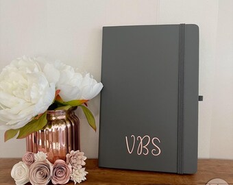 Cuaderno con iniciales personalizadas - iniciales con monograma. Cuaderno de regalo, regalo personalizado, regalo para un nuevo trabajo.