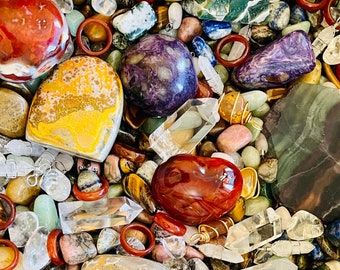 Kristallen confetti, gelukskristalschep, diverse kristallen, diverse edelstenen, diverse sieraden, grote kristallen bol