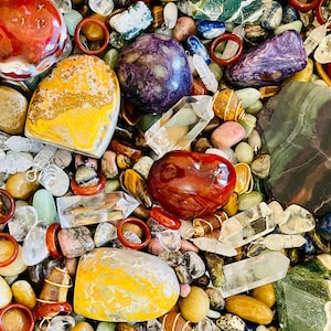 Confete de cristal, colher de cristal da sorte, cristais sortidos, pedras preciosas sortidas, joias sortidas, colher de cristal grande