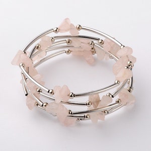 Op de afbeelding: Een zilveren armband met meerdere strengen en roze rozenkwarts stenen.