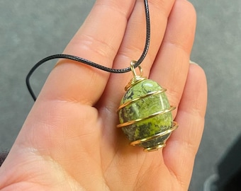 Serpentijnketting, groene serpentijn, bescherming, overvloed, gezondheid, manifestatie, draadgewikkelde serpentijnketting, helende kristallen