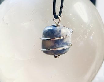 Afghaanse ketting, draadgewikkeld afghaniniet, intuïtie, spiritueel inzicht, helderheid, kalme geest, helende kristallen ketting, blauw en wit