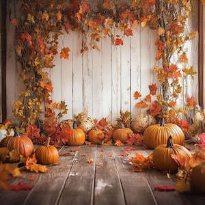 Puede incluir: Una escena otoñal rústica con calabazas y calabacines dispuestos en un suelo de madera. Las calabazas son de varios tonos de naranja y los calabacines son una mezcla de marrón y verde. El fondo es una pared de madera blanqueada con hojas de otoño y enredaderas.
