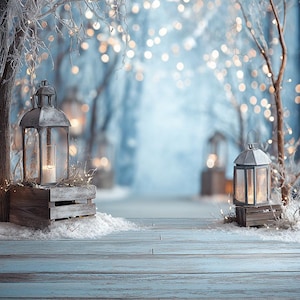 Può includere: Scena invernale con due lanterne metalliche su casse di legno, poste su una superficie di legno innevata. Lo sfondo presenta un sentiero sfocato e innevato con luci soffuse e scintillanti, creando un'atmosfera serena e festosa.