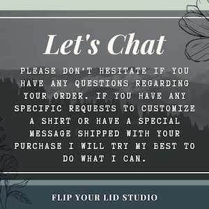 K&ouml;nnte beinhalten: Grafik mit dem Text "Let's Chat" und einer Nachricht zur Anpassung von Bestellungen. Der Hintergrund zeigt eine Berglandschaft und florale Illustrationen. Der Text unten lautet "FLIP YOUR LID STUDIO."