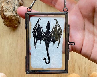 Mini Fliegender Drache Linoldruck: Dark Academia Fantasy Kunst, Drachenbuchliebhaber