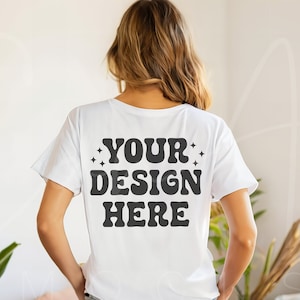 Op de afbeelding: Wit T-shirt met de tekst "YOUR DESIGN HERE" gedrukt op de achterkant in zwart.