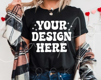 Bella Canvas 3001 Mockup di maglietta nera, Mockup di maglietta nera per San Valentino, Modello di maglietta vuota per modella donna, File digitale, Simulazione di abbigliamento