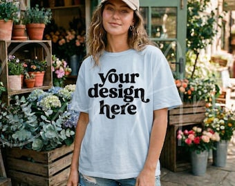 Hellblaue Bella Canvas 3001 T-Shirt Mockup | Frau Modell Mocks für Designs
