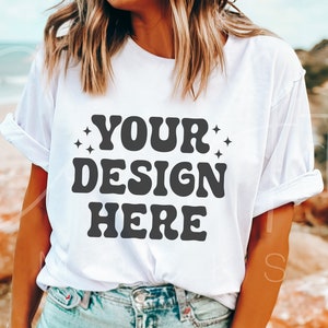 Gildan 5000 Weiß Mockup, Weißes T-Shirt Mockup, Sommer Mockup, Boho Frau Modell Mockup, Print On Demand Shirt Mockup, hochauflösend
