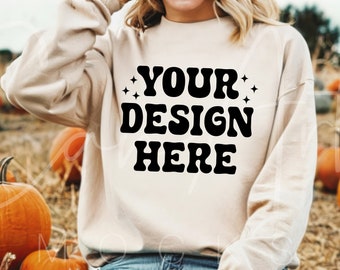 Sand Crewneck Mockup, Herbst Mockup, Kürbis Patch Mockup, Gildan 18000 Sand Sweatshirt Frau Modell Mockup, Boho Mockup, trendige Mockups