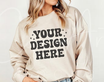 Sand Crewneck Mockup, natürliche Farbe Gildan 18000 Sweatshirt Pullover Boho Frau Modell Mockup G180 Sand Mockup Lässige Sandfarbe Rundhalsausschnitt