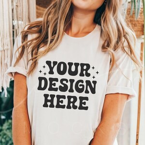 Bella Canvas 3001 Natural T-Shirt Mockup, BC 3001 Natural Tee Mockup, Frau Weiblich Model Boho Szene Mockup Hochwertiger Mock Print on Demand