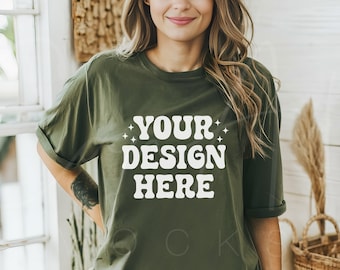Militair groen T-shirtmodel, Gildan 64000 groen T-shirtmodel, boho, vrouwmodel esthetische mockup, print on demand, legergroen shirt