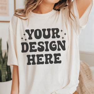 Bella Canvas 3001 Natürliches T-Shirt Mockup, BC 3001 Natürliches T-Shirt, Boho Frau Modell, Vorderansicht Natürliches T-Shirt Mockup, Lebensstil T-Shirt