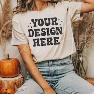 Maqueta de camiseta de color crema suave de otoño, Bella Canvas 3001 Maqueta de camiseta natural Maqueta de camisa en blanco de otoño de alta calidad Boho Mujer Modelo Descargar