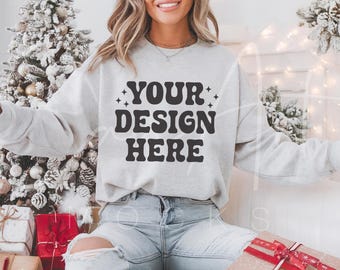 Gildan 18000 Ash Mockup, Christmas Mockup Mockup Sweatshirt Mockup voor POD G180 Ash Woman Model Kleding Kleding Mockup Digitale Download