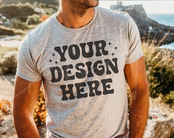 Gildan 5000 sportgrijs mockup, mannelijk model strandmodel voor mannen, zomermodel, grijze kleur T-shirtmodel, bohomodel, strandachtergrond