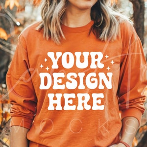 Gildan 18000 Orange Mockup, Hösttröja Mockup, Höstmockup Rundkrage, Mysig Tröja Mockup, Kvinnomodell Mockup, Högkvalitativa Mockups