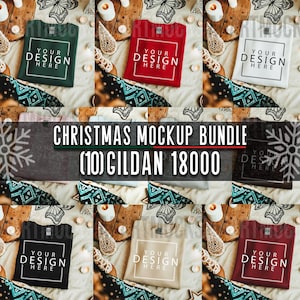 Op de afbeelding: Een kerstmockup-bundel met tien Gildan 18000 sweatshirts in verschillende kleuren, elk met een "YOUR DESIGN HERE" ontwerp. De afbeelding bevat feestelijke decoraties zoals kaarsen en ornamenten, waardoor een vakantiethema ontstaat.